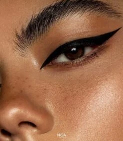 NIQA - Liquid Eyeliner Nightfall - Cat Eye Look - Vegan & Halal -Mode-Cosmetica Winkel 1050x1200 7