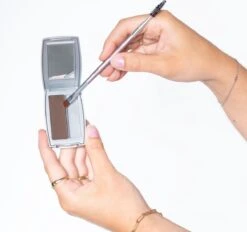 Herome Eye Care Wenkbrauw Poeder Zwart - Compact Brow Powder Nearly Black - Waterproof Verrijkt Met Panthenol - Volumineuze Wenkbrauwen In Een Handomdraai -Mode-Cosmetica Winkel 1200x1128 6