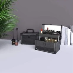 Make Up Koffer- Make Up Organizer- Beautycase -zwart -Make-upkoffer- Multifunctionele Koffer- Make-upkoffer- Sieradenkoffer- Kapperskoffer- Afneembare Schouderriem- Klassieke Zwarte Beautycase -Mode-Cosmetica Winkel 1200x1200 1112