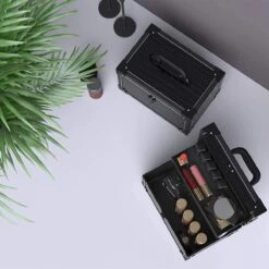 Make Up Koffer- Make Up Organizer- Beautycase -zwart -Make-upkoffer- Multifunctionele Koffer- Make-upkoffer- Sieradenkoffer- Kapperskoffer- Afneembare Schouderriem- Klassieke Zwarte Beautycase -Mode-Cosmetica Winkel 1200x1200 1113