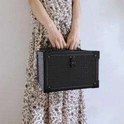 Make Up Koffer- Make Up Organizer- Beautycase -zwart -Make-upkoffer- Multifunctionele Koffer- Make-upkoffer- Sieradenkoffer- Kapperskoffer- Afneembare Schouderriem- Klassieke Zwarte Beautycase -Mode-Cosmetica Winkel 1200x1200 1115