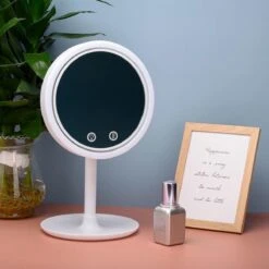 Merkloos Decopatent® Beauty Breeze Mirror - Make-Up Spiegel Met LED Verlichting & Ventilatie - 360° Draaibaar - Make Up 5x Vergrootspiegel -Mode-Cosmetica Winkel 1200x1200 1119