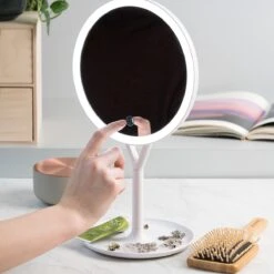 Navaris Make-up Spiegel Met Verlichting - Inclusief Kleinere Handspiegel Met 5x Vergroting - LED-verlichting Met Dim-functie - Wit -Mode-Cosmetica Winkel 1200x1200 1143