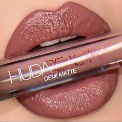 Huda Beauty Demi Matte Cream Lipstick - Révolutionnaire -Mode-Cosmetica Winkel 1200x1200 379