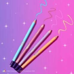 Makeup Revolution X Bratz Kohl Liner Set - Eyeliner/Oogpotlood Set - Pastel Lila, Roze, Oranje & Blauw 10 Makeup Revolution X Bratz Kohl Liner Set - Eyeliner/Oogpotlood Set - Pastel Lila, Roze, Oranje & Blauw -Mode-Cosmetica Winkel 1200x1200 711
