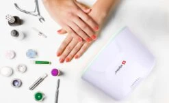 Alpina Nageldroger - Op Batterijen - Ventilator - Voor Nagels Van Vingers En Tenen - Compact -Mode-Cosmetica Winkel 1200x735 1