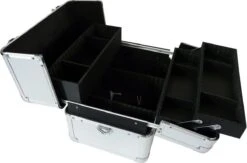 Veronica NAIL-PRODUCTS - Aluminium Koffer - Zilver - 3 Vaks - Draagriem En Afsluitbaar - Beautycase Voor Nagel, Pedicure, Manicure, Visagie, Make-up, Kapper Spullen. -Mode-Cosmetica Winkel 1200x791 2