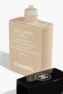 Chanel Vitalumiere Aqua Foundation - 30 Beige - SPF15 - 30 Ml 20 Chanel Vitalumiere Aqua Foundation - 30 Beige - SPF15 - 30 Ml -Mode-Cosmetica Winkel 800x1200