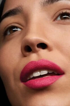 Rimmel London Lasting Finish Extreme Lippenstift - Buzz'n 130 -Mode-Cosmetica Winkel 801x1200 4