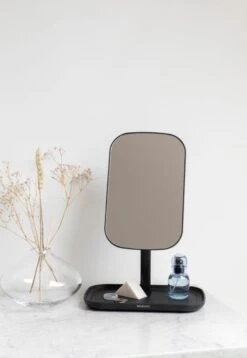 Brabantia ReNew Make-up Spiegel - Met Accessoireschaal - Dark Grey -Mode-Cosmetica Winkel 828x1200