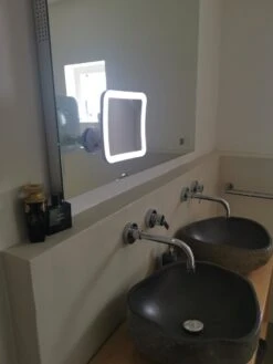 Vergroot Make Up En Scheer Spiegel Met LED Verlichting Vierkant - 10x Vegroting En Natuurlijk Licht Voor Cosmetica/Scheren/Epileren - 360° Graden Verstelbare Zuignap En Wandbevestiging -Mode-Cosmetica Winkel 900x1200 18