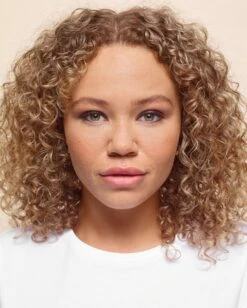 Rimmel London Lasting Matte Foundation - 201 Classic Beige -Mode-Cosmetica Winkel 961x1200